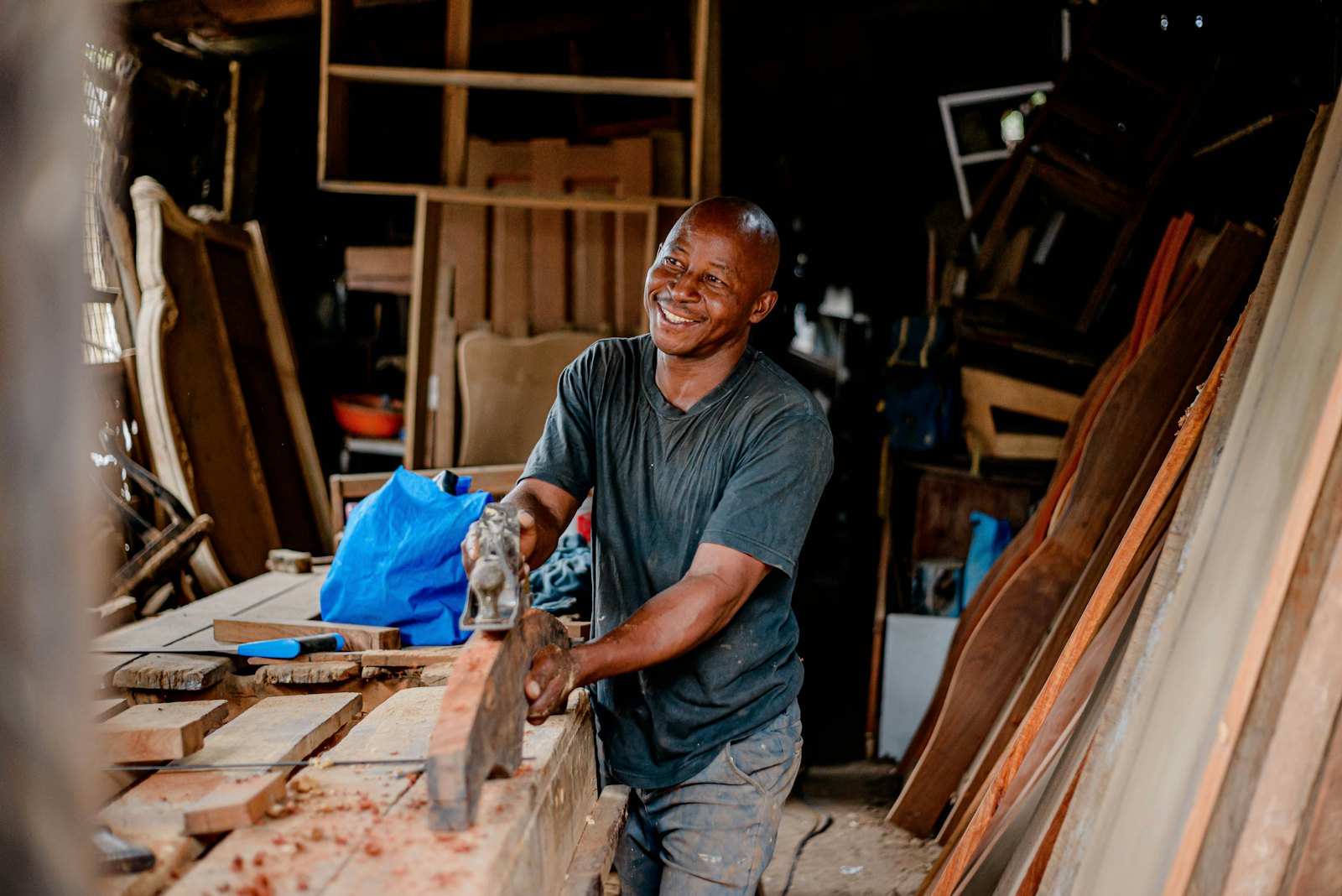 Menuisier de l'atelier travaillant une pièce de bois
