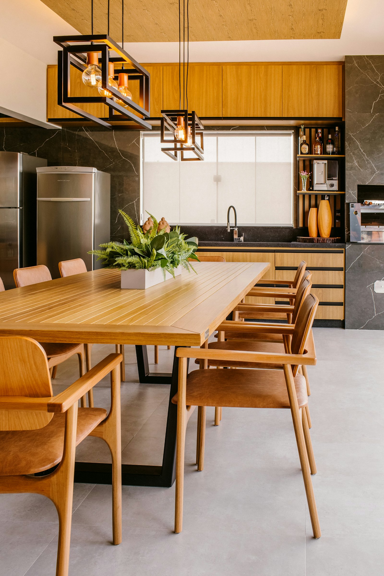 Cuisine bois et table à manger