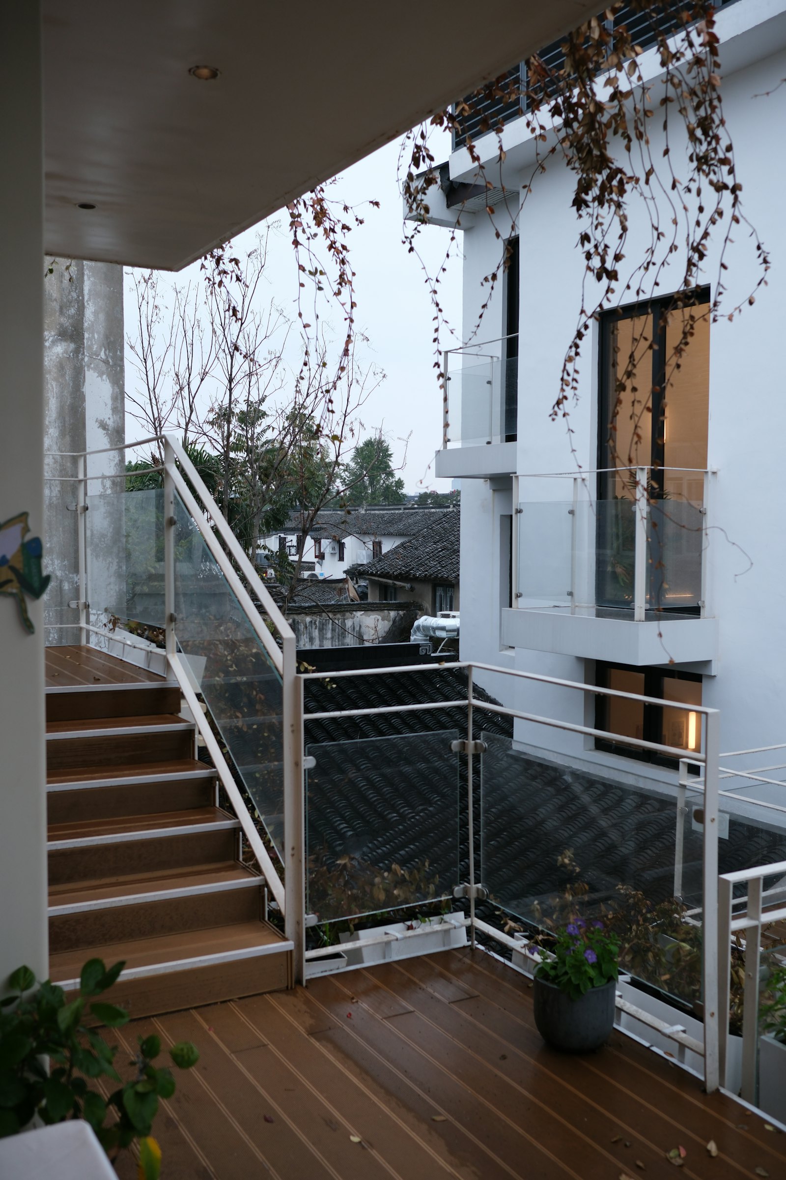 Escalier avec garde-corps en verre