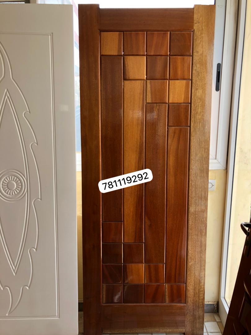 Porte en bois massif à motif géométrique